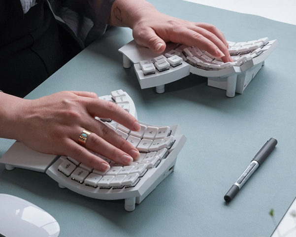 Glove80, la tastiera ergonomica che ti calza come un guanto