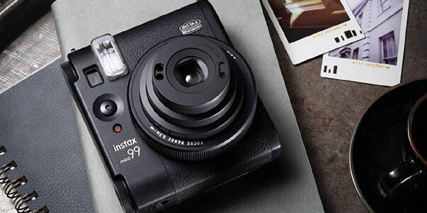 La Fujifilm Instax Mini 99 è la macchina fotografica perfetta